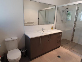 26 Satinwood Drive- Low set modern, sleeps 8